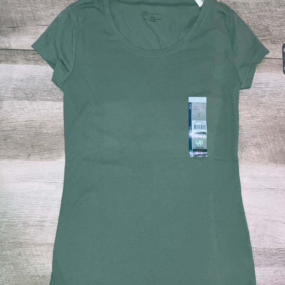Hunter Green short sleeve tee. Soft and comfortable. Perfect for casual wear.